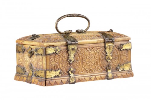  - Petit coffret en ivoire sculpté de l’Inde du Nord, d’époque moghole - 17e siècle