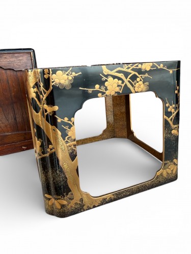 Japanese Lacquer Display Stand (Kazaridana / Tsuridana), 19th century - Asian Works of Art Style 