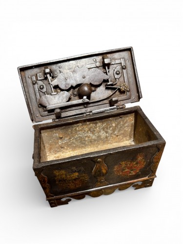 Petit coffre en fer forgé Nuremberg - Allemagne début 17e siècle - Objets de Curiosité Style Renaissance