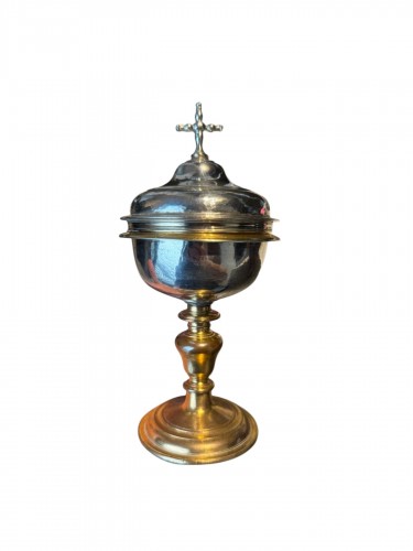 Petite Ciboire du XVIIe siècle en argent vermeil avec pied en cuivre doré