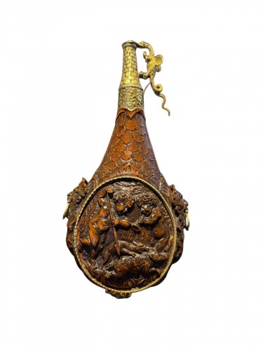 Carved wooden powder flask with gold mounts – Germany 17th century