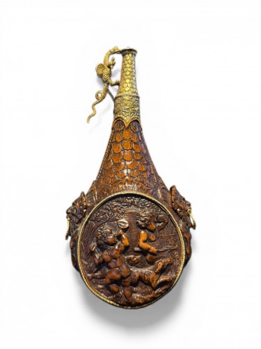 Carved wooden powder flask with gold mounts – Germany 17th century - Curiosities Style Louis XIV