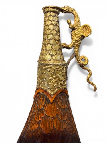 Carved wooden powder flask with gold mounts – Germany 17th century - 
