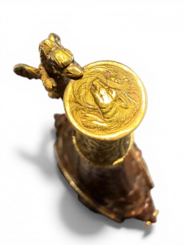 17th century - Carved wooden powder flask with gold mounts – Germany 17th century