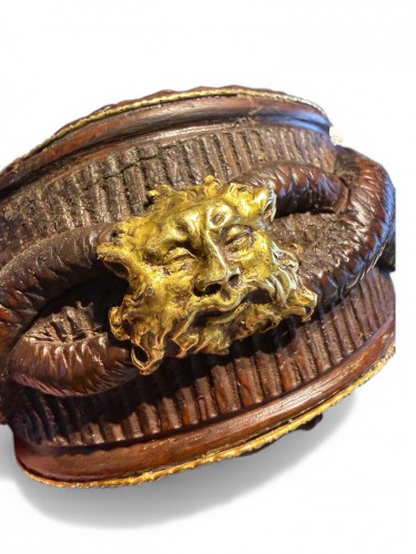 Antiquités - Carved wooden powder flask with gold mounts – Germany 17th century
