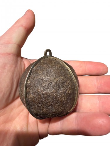 Pierre de Bézoard (Bezoar) avec monture en argent - Goa, Inde 18e siècle - Objets de Curiosité Style 