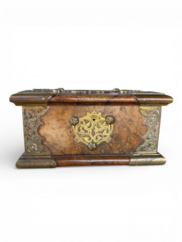 Coffre colonial à Sirih en Amboyna en bronze doré (VOC) - Batavia 18e siècle - Objets de Curiosité Style 