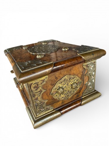 Coffre colonial à Sirih en Amboyna en bronze doré (VOC) - Batavia 18e siècle - Bergmans Scott Fine Arts