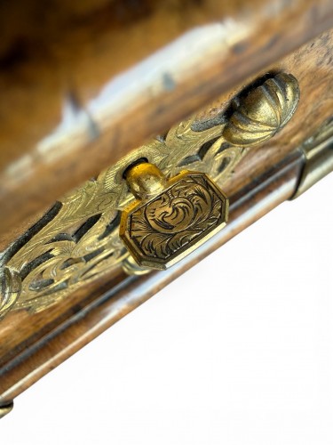 XVIIIe siècle - Coffre colonial à Sirih en Amboyna en bronze doré (VOC) - Batavia 18e siècle