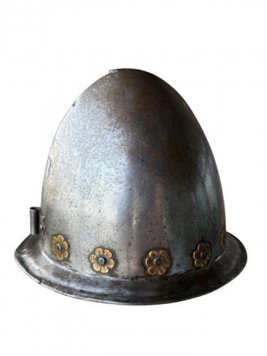 Casque Cabasette avec rosettes en laiton - Italie fin du 16e début du 17e siècle