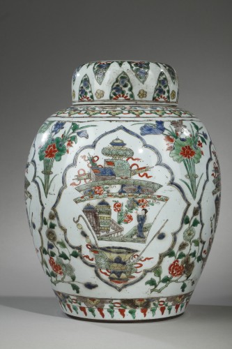 Asian Works of Art  - Pair porcelain  vases and covers - Circa 1700