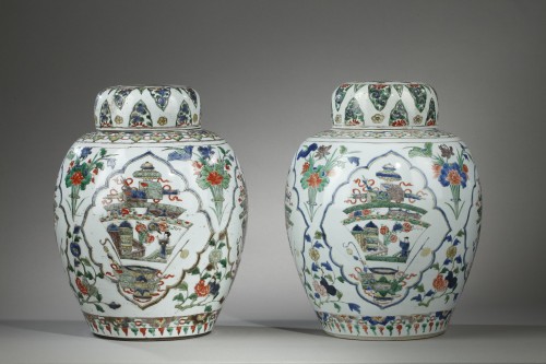 Pair porcelain  vases and covers - Circa 1700 - 