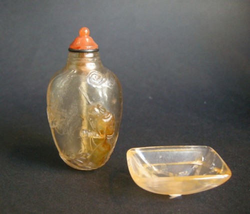 Asian Works of Art  - Snuff bottle  and its cup with rust spots in rock crystal - China 1790/1850 