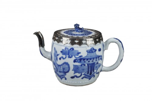 Porcelain teapot blue and white Kangxi period
