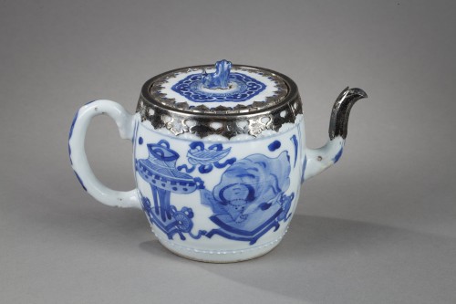 Porcelain teapot blue and white Kangxi period - Asian Works of Art Style 