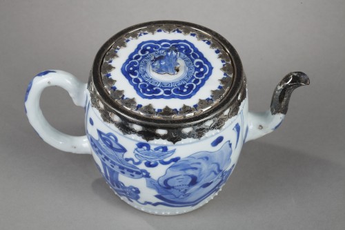 Asian Works of Art  - Porcelain teapot blue and white Kangxi period