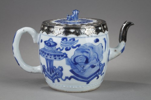 Porcelain teapot blue and white Kangxi period - 