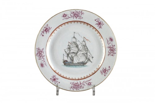 Assiette décorée d'un bateau - Chine vers 1770