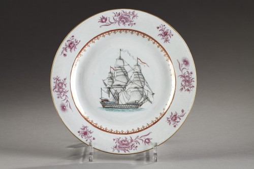 plate decorated with a boat -  China 18th century - Porcelain & Faience Style 