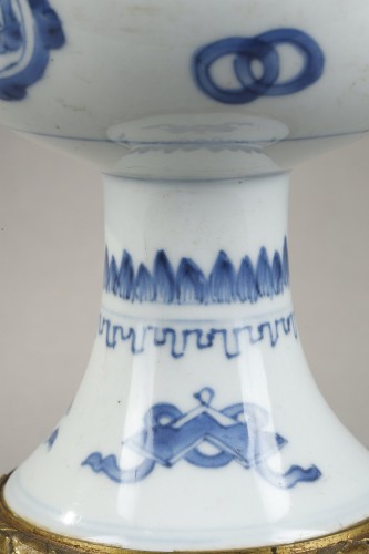 Asian Works of Art  - Stemcup blue and white - Kangxi 1662/1722