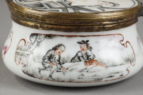 Asian Works of Art  - Porcelain tobacco box - China Qianlong 1736/1795