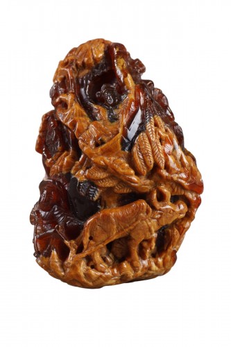 Large pendant in root amber - China 19th century