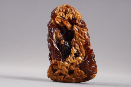 Large pendant in root amber - China 19th century - Asian Works of Art Style 