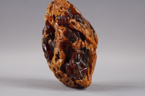 Asian Works of Art  - Large pendant in root amber - China 19th century