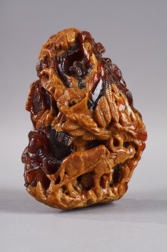 Large pendant in root amber - China 19th century - 