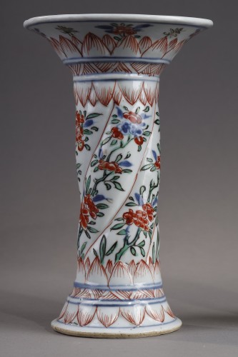Asian Works of Art  - Pair of porcelain vases from the Famille Verte - Kangxi period 1662/1722