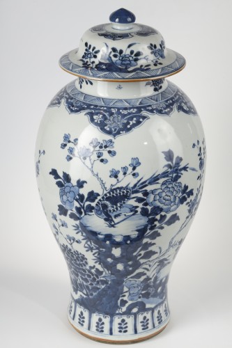 Vase and cover in porcelain "Blue White" - China about 1730 - Asian Works of Art Style 