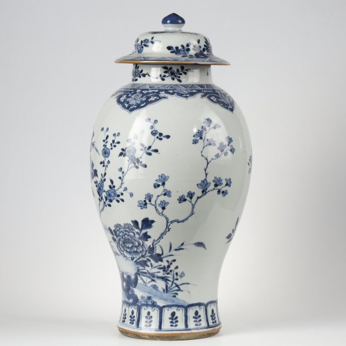 Asian Works of Art  - Vase and cover in porcelain "Blue White" - China about 1730
