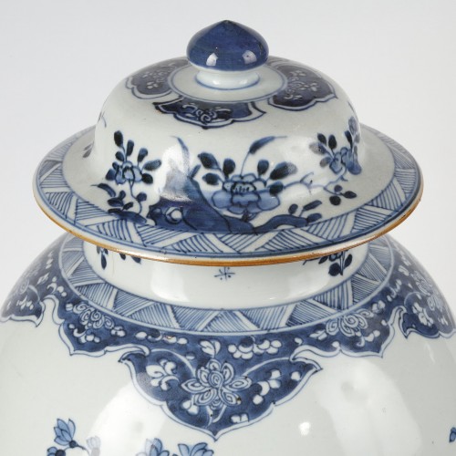 18th century - Vase and cover in porcelain "Blue White" - China about 1730