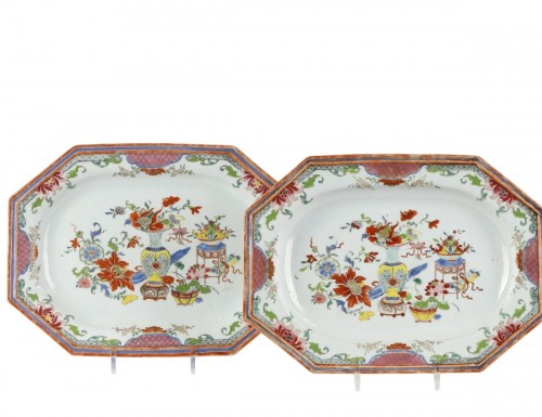 Pair of dish Famille Rose porcelain. Yongzheng period 1723/1735