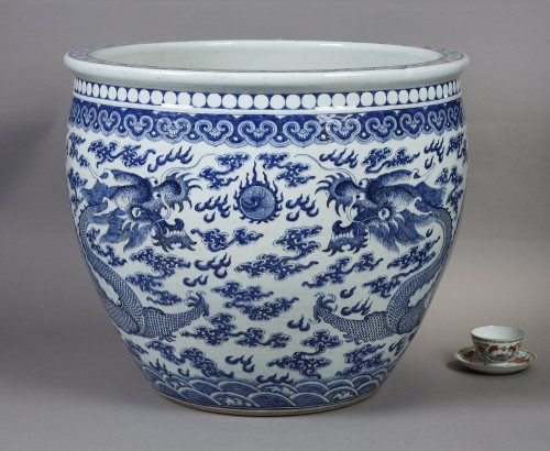 19th century - Very large fish bowl  "blue white " porcelain . 19th century