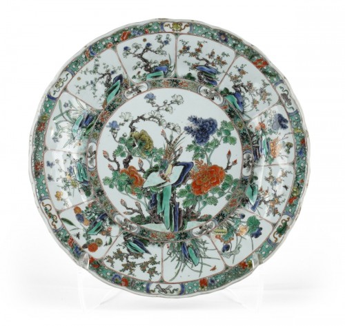 Plat de la famille verte très finement decoré de fleurs et oiseaux Chine vers 1700
