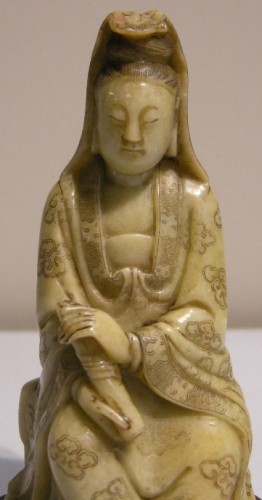 Asian Works of Art  - Small figure Guanyin in soapstone - 18th century