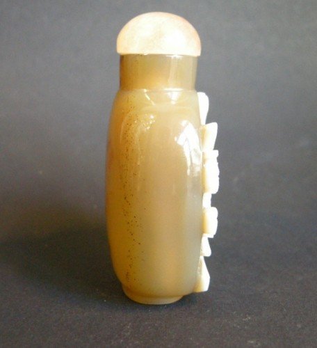 A Carved Agate Snuff bottle  1800-1850 - Asian Works of Art Style 