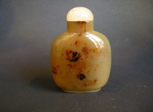 Asian Works of Art  - A Carved Agate Snuff bottle  1800-1850