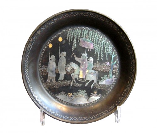 Small Chinese tray circular in "lac burgauté"  17th century