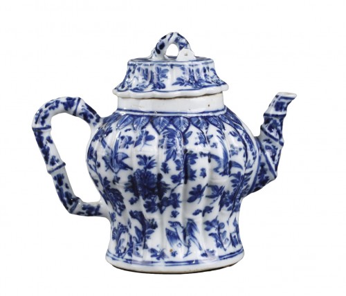 rare wine pot blue and white porcelain  - Kangxi perios (1662/1722)