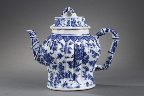 rare wine pot blue and white porcelain  - Kangxi perios (1662/1722) - Porcelain & Faience Style 