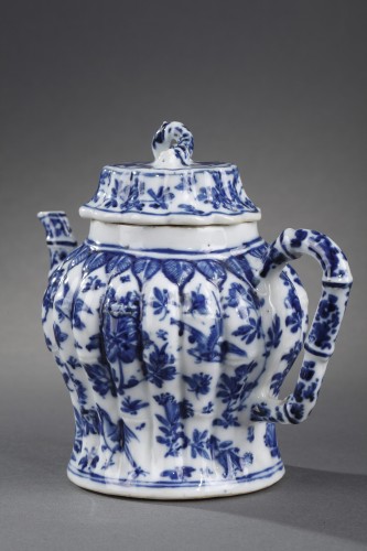 Céramiques, Porcelaines  - Verseuse a vin en porcelaine "bleu blanc" Chine Epoque Kangxi 1662/1722
