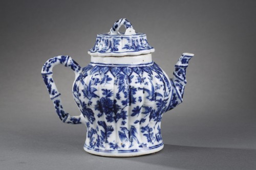 XVIIIe siècle - Verseuse a vin en porcelaine "bleu blanc" Chine Epoque Kangxi 1662/1722