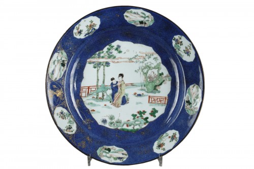 Grand plat bleu poudré et emaux de la famille verte - Kangxi 1662/1722