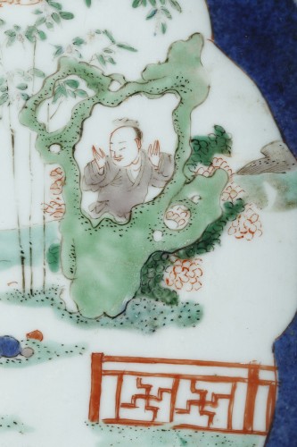 Grand plat bleu poudré et emaux de la famille verte - Kangxi 1662/1722 - Arts d