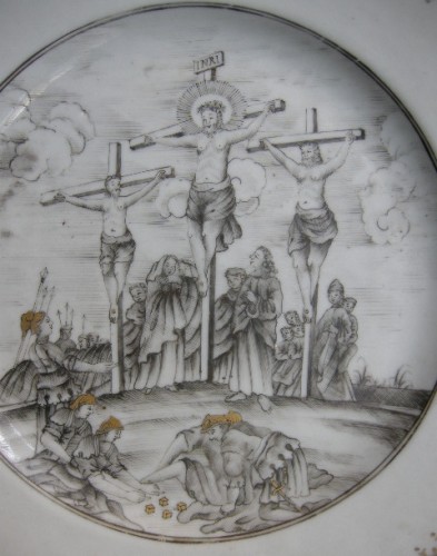 Dish porcelain grisaille and gold  &quot; la Crucifixion &quot; - Circa 1740 - Asian Works of Art Style 