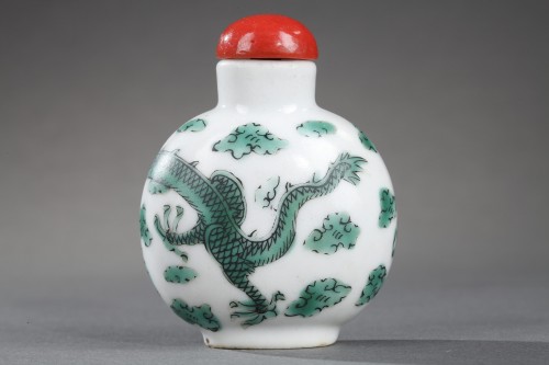 Snuff bottle  porcelain - Mark and period Daoguang (1821-1850) - Asian Works of Art Style 