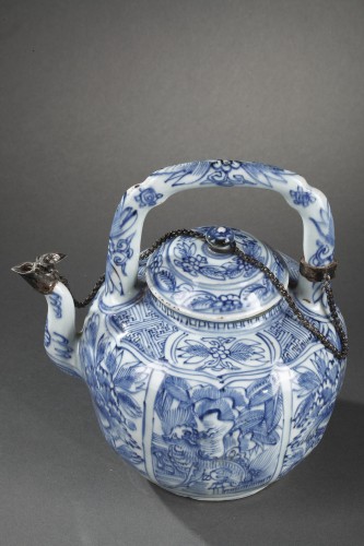 Verseuse a vin en porcelaine bleu blanc - Chine epoque Wanli 1573/1620 - Arts d