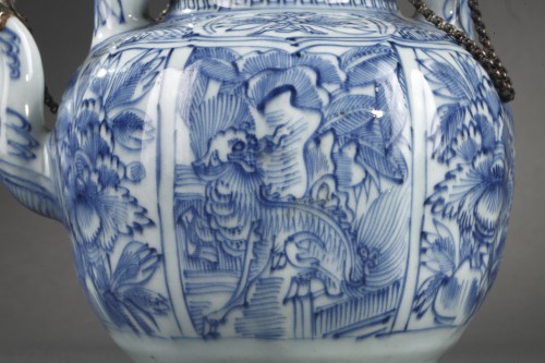 Asian Works of Art  - Porcelain wine ewer  blue and white - Wanli period (1573/1620)